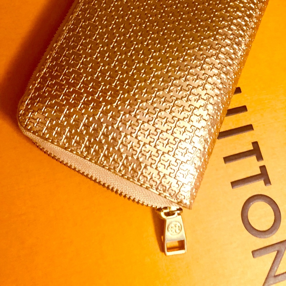 Authentic Tory Burch wallet Full Size